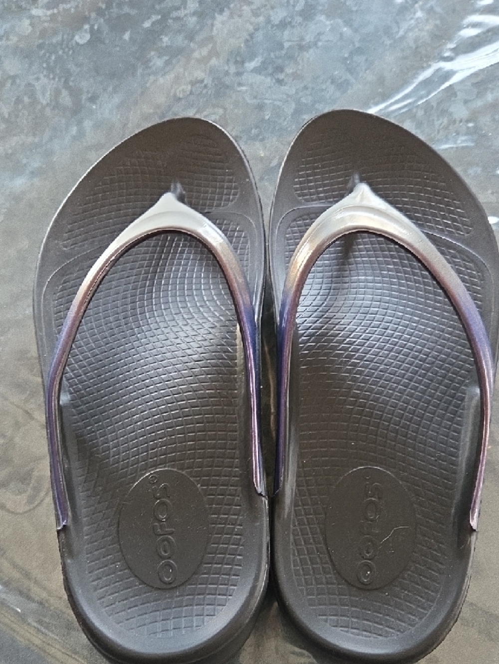OOFOS Women's OOlala Flip-Flops in Black with Iridescent Purple Strap - Picture 3 of 3